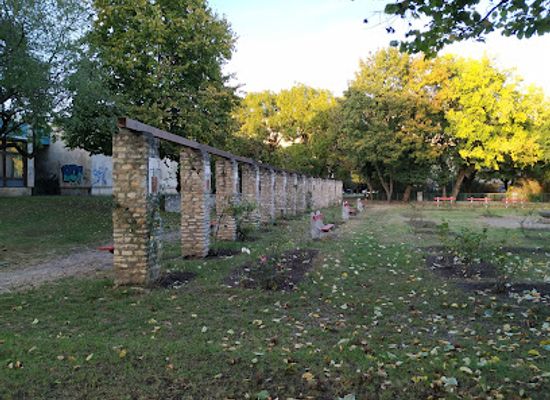 hungary/vac/attraction/aradi-vertanuk-emlekkert