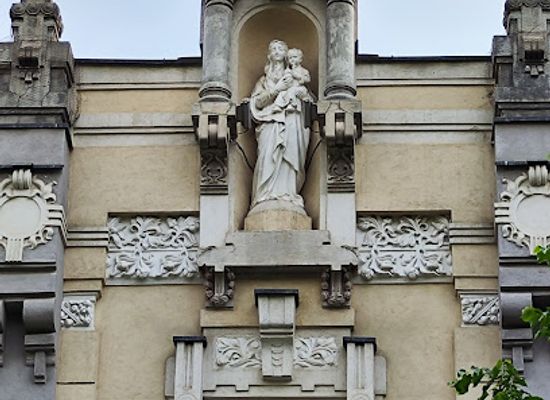 romania/iasi-surroundings/attraction/madona-cu-pruncul