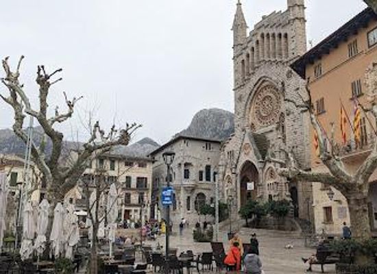 spain/serra-de-tramuntana/attraction/placa-de-la-constitucio
