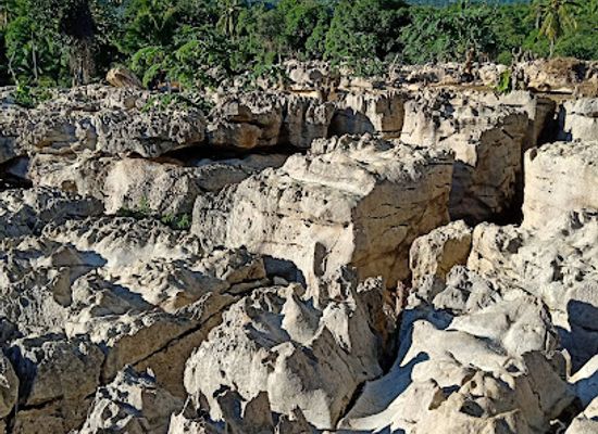 philippines/visayas/attraction/mahayahay-natural-rock-formation