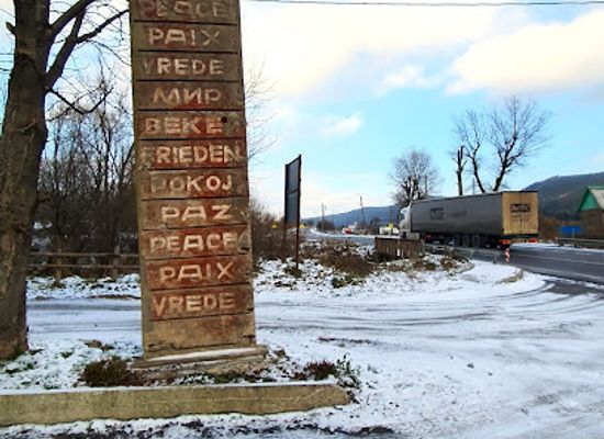 ukraine/skole-beskids/attraction/stela-mir