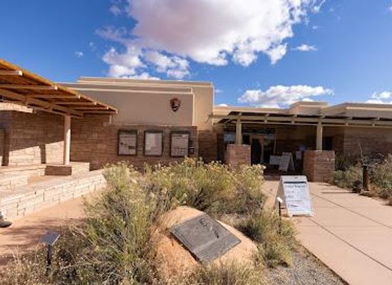 utah/canyonlands/attraction/the-needles-visitor-center