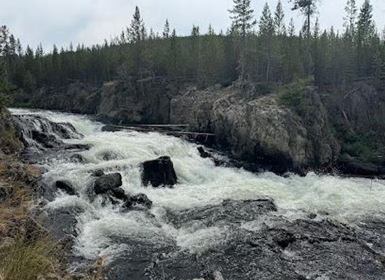 montana/yellowstone-national-park/attraction/firehole-canyon-drive