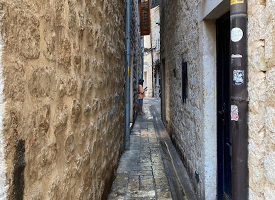montenegro/kuci/attraction/pusti-me-proc-let-me-pass-street