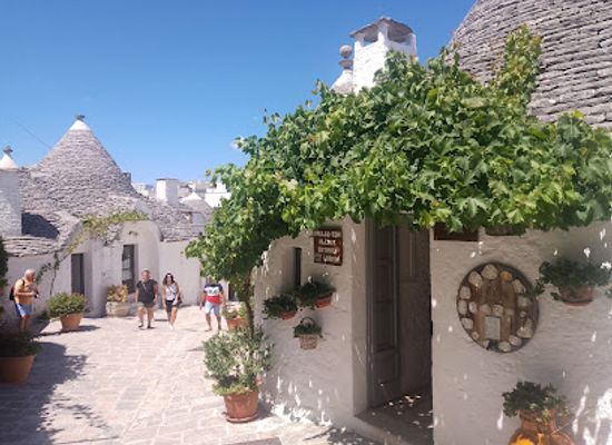 italy/apulia/attraction/alberobello-painted-rooftops-photo-spot