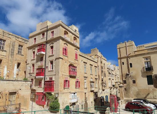 malta/marsamxett-harbour/attraction/red-phone-booth-and-balconies