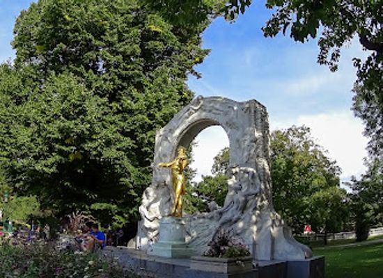 austria/vienna/attraction/donauweibchen-brunnen