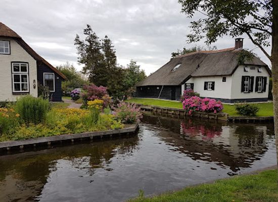 netherlands/giethoorn/attraction/gloria-maris-giethoorn