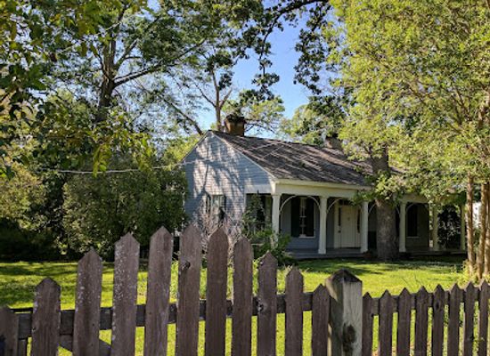 mississippi/the-hills/attraction/the-oaks-house-museum
