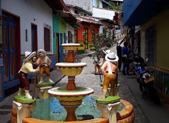colombia/guatape/attraction/fuente-de-la-calle-del-recuerdo