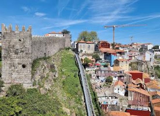 portugal/minho/attraction/muralha-fernandina