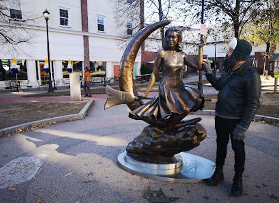 massachusetts/salem/attraction/bewitched-sculpture