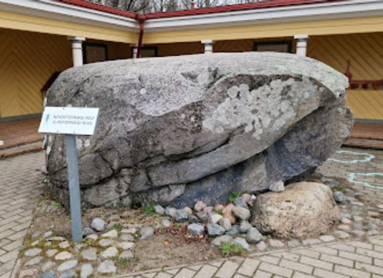 estonia/tallinn/kadriorg/attraction/noortepargi-kivi