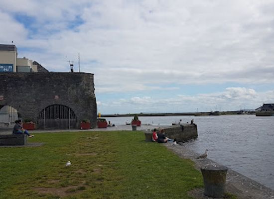 ireland/county-galway/attraction/statue-of-oscar-wilde-and-eduard-vilde