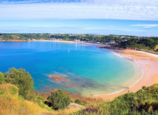 jersey/la-corbiere-lighthouse/attraction/ouaisne-beach