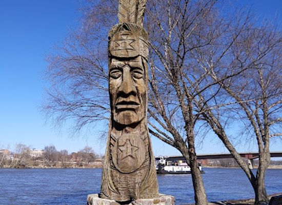 illinois/illinois-river-valley/attraction/chief-standing-proud-statue