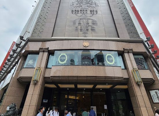 japan/tokyo/ginza/attraction/mitsukoshi-lion-sculpture