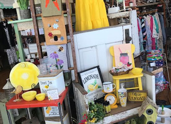 nebraska/lake-mcconaughy/attraction/makenzi-s-boutique