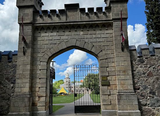 latvia/sigulda/attraction/gates-of-sigulda-castle