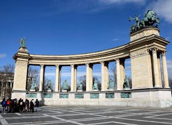 hungary/pilis-mountains/attraction/statue-of-king-saint-stephen-i