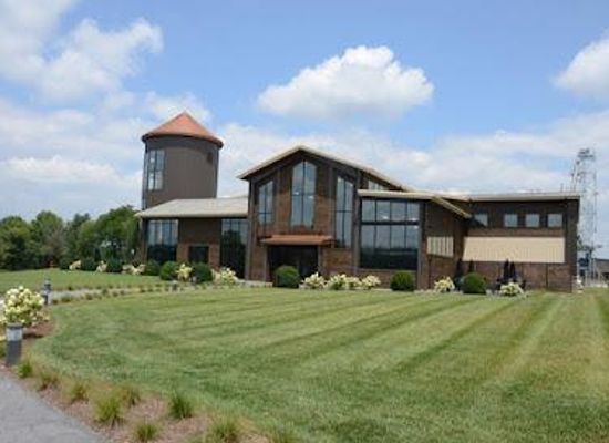 kentucky/knobs-region/attraction/lux-row-distillers