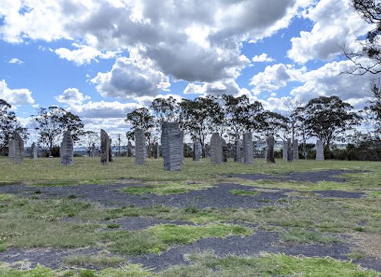 australia/central-highlands/attraction/australian-standing-stones