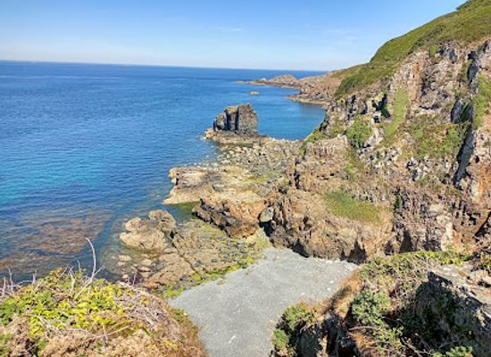 guernsey/vazon-bay/attraction/the-window-in-the-rock