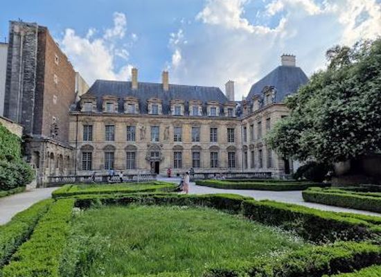 france/paris/attraction/cour-et-jardin-de-l-hotel-de-sully