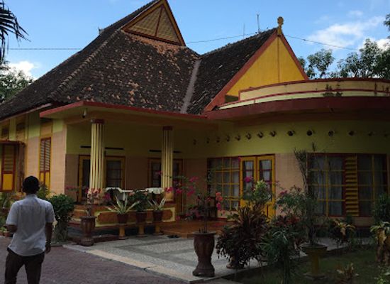 indonesia/pulau-moyo/attraction/istana-bala-kuning
