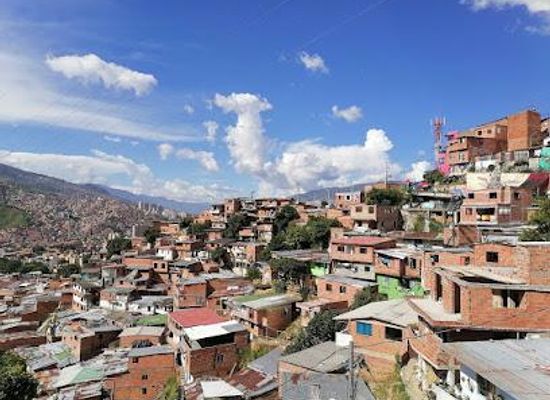 colombia/medellin/attraction/escalas-electricas-comuna-13