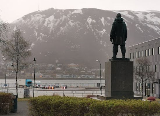 norway/troms/attraction/roald-amundsen-monument
