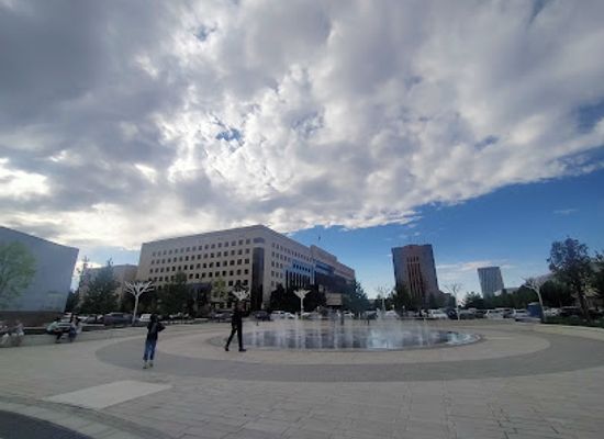 kazakhstan/nur-sultan/attraction/gorodskaya-ploshchad-s-fontanami-i-tsentral-naya-yolka-ryadom-s-akimatom