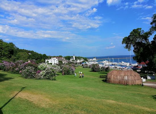 michigan/mackinac-island/attraction/missionary-bark-chapel