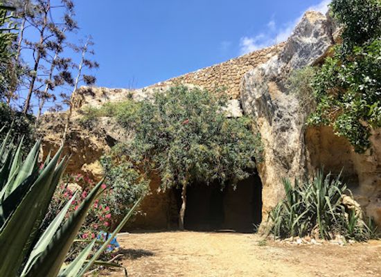 cyprus/kato-paphos/attraction/fabrika-hill-cave-complex-megalithic-site