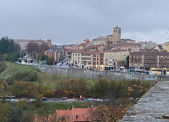 spain/segovia/attraction/fuente-de-la-plaza-de-colmenares