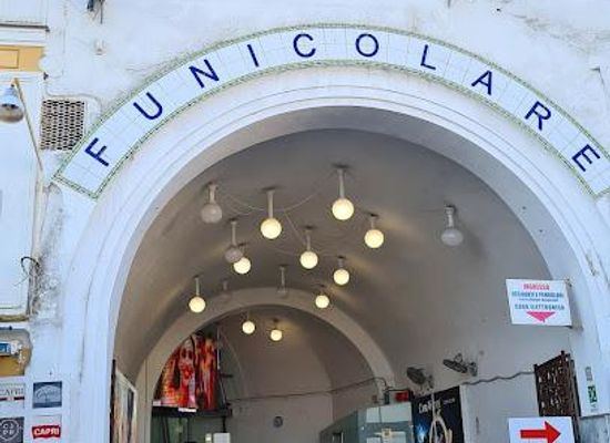 italy/capri/attraction/capri-funicular-grand-marina-station