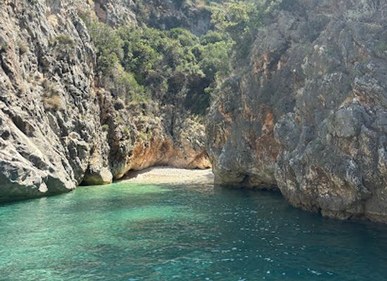 albania/mallakastra/attraction/realdo-speed-boat-vlore