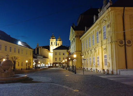 hungary/transdanubia/attraction/country-apple-statue