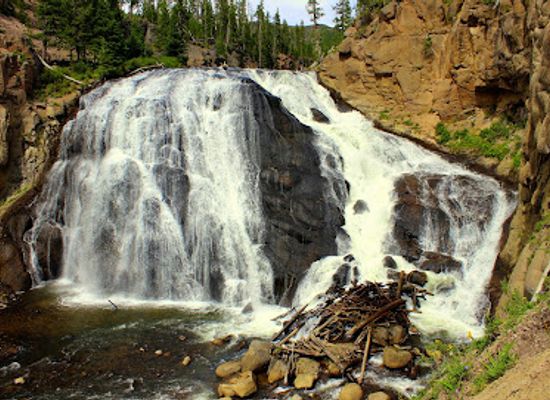montana/the-yellowstone-valley/attraction/gibbon-falls
