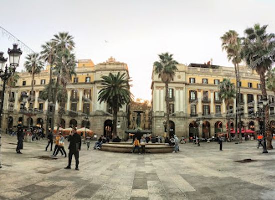 spain/barcelona/barri-gotic/attraction/farolas-antoni-gaudi
