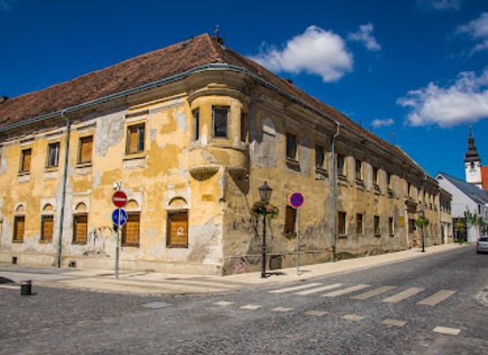 slovakia/trnava-region/attraction/arcibiskupsky-urad-budova-slachtickeho-konviktu