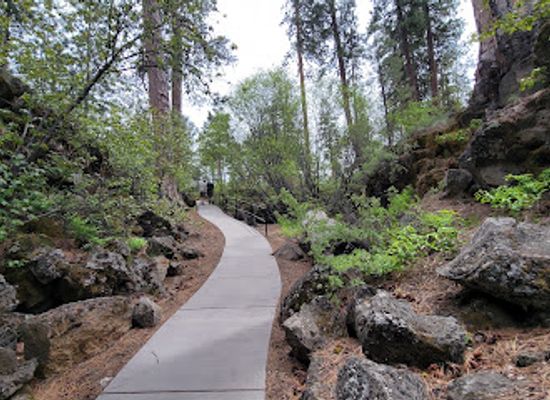 oregon/cascade-lakes-scenic-byway/attraction/lava-river-cave