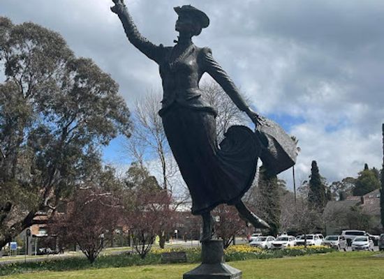 australia/central-highlands/attraction/mary-poppins-birthplace-statue
