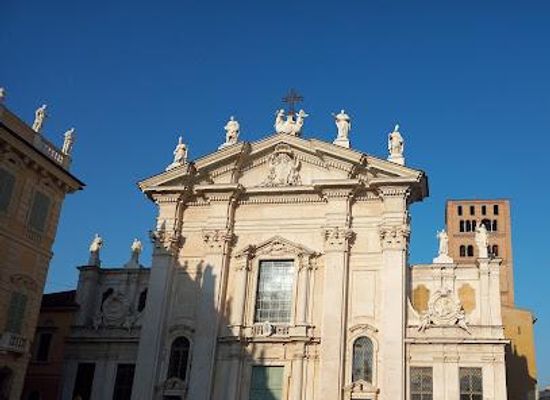 italy/emilia-romagna/attraction/cattedrale-di-san-pietro