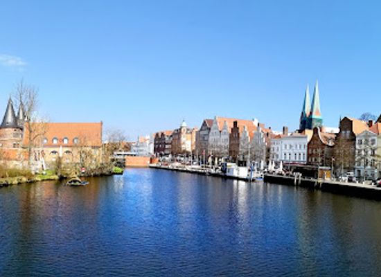 germany/lubeck/attraction/holstentor-square