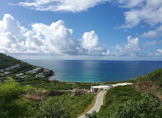 sint-maarten/le-galion-beach/attraction/man-on-chair-statue