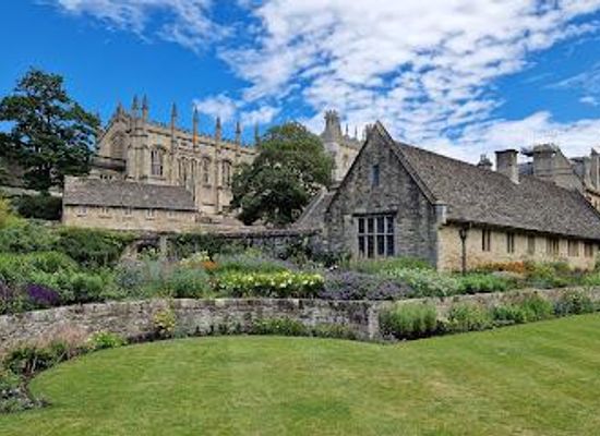 united-kingdom/oxford/attraction/christ-church-war-memorial-garden