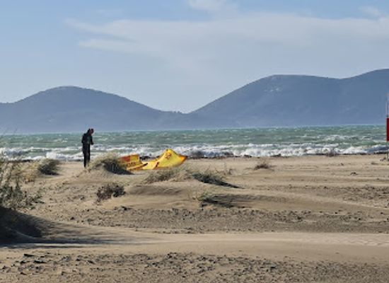 albania/vlora-region/attraction/hidrovor-beach