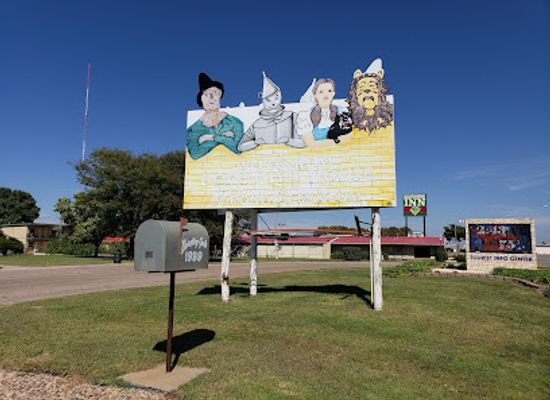 kansas/high-plains/attraction/dorothy-s-house-and-the-land-of-oz