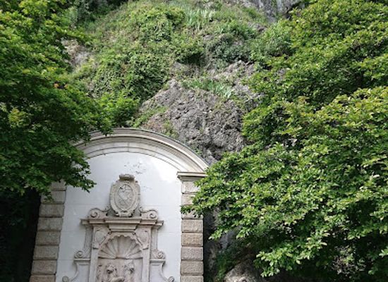 austria/salzburg/attraction/engelwirtsbrunnen